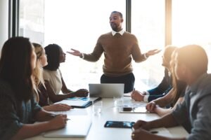 Dirigeant animant une réunion d'équipe autour d'une table
